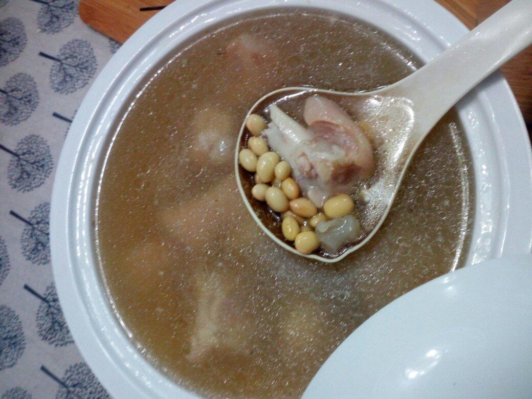 黄豆花生猪脚汤