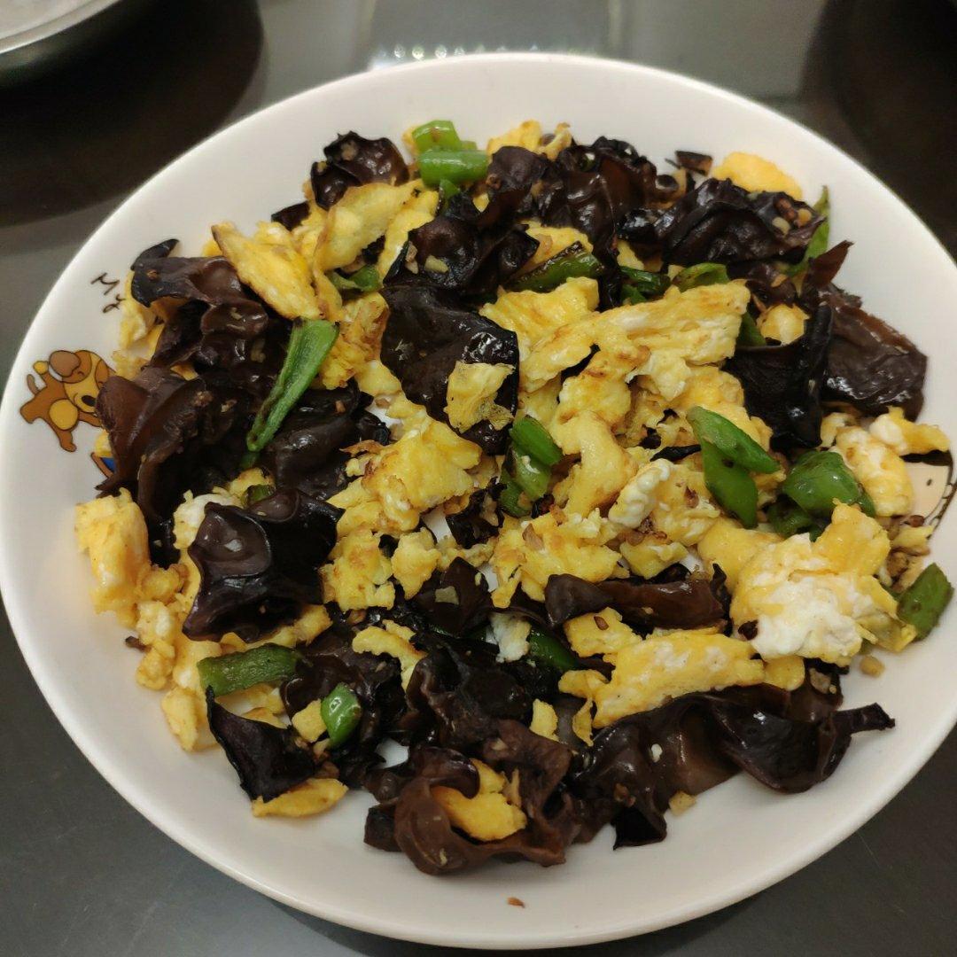黑木耳青椒炒鸡蛋（营养又下饭）
