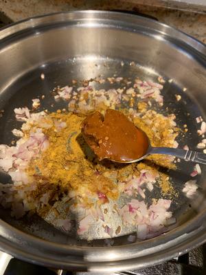 咖喱鱼蛋（咖喱三宝，鱼蛋，猪皮，白萝卜）的做法 步骤5