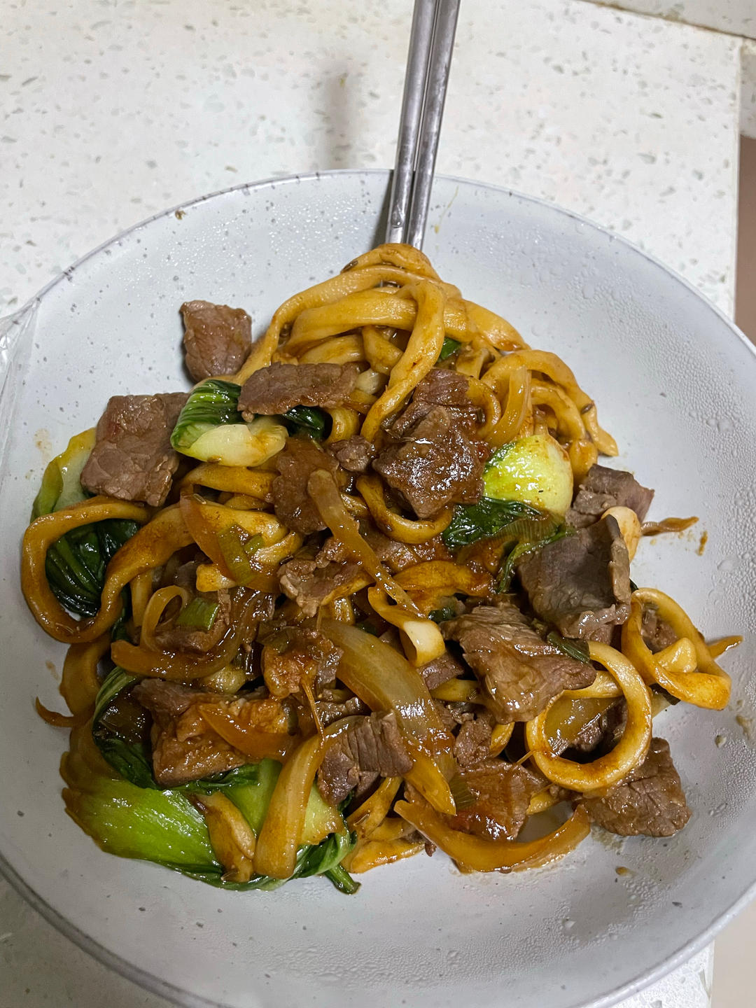 孜然牛肉炒拉条 家常面条百吃不厌的美味做法