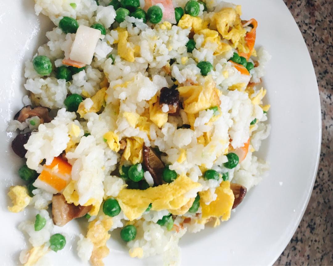 蟹棒鸡蛋香菇炒饭的做法