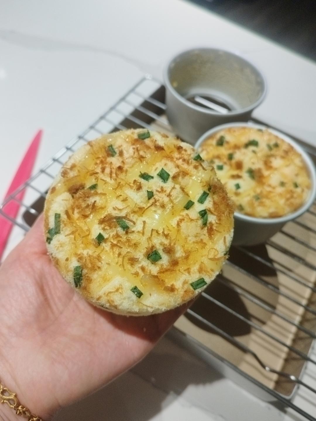 主打就是一个吃不腻，咸香松软还能爆浆的戚风肉松芝士蛋糕！