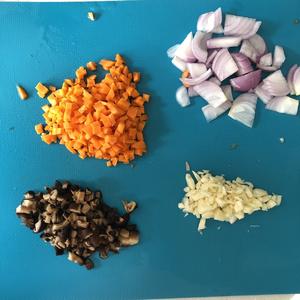 海鲜香菇焖饭的做法 步骤2