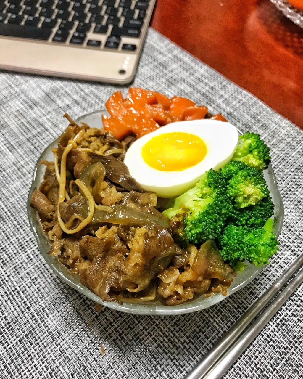 高亭子是小花旦做的吉野家牛肉饭