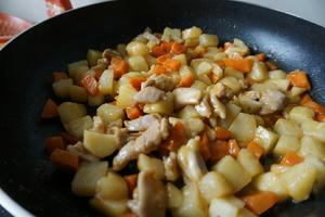 土豆鸡肉芝士焗饭的做法 步骤4