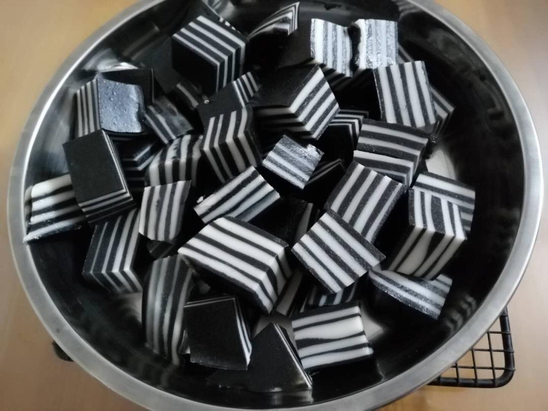 黑芝麻椰汁千层马蹄糕