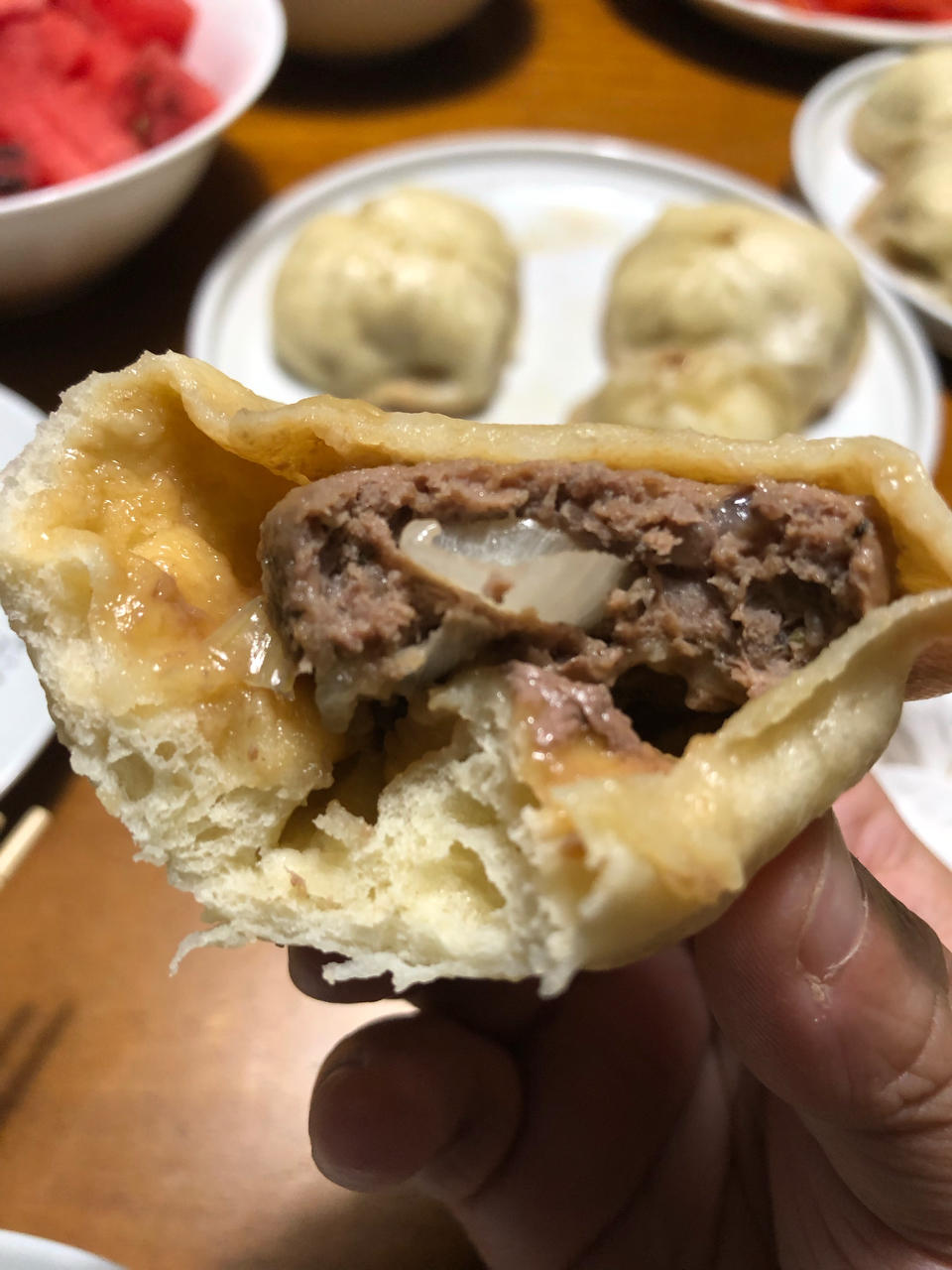 鲜美多汁的洋葱牛肉包子