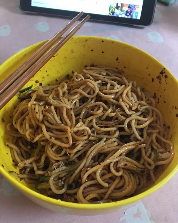 超简单的酸辣凉拌面