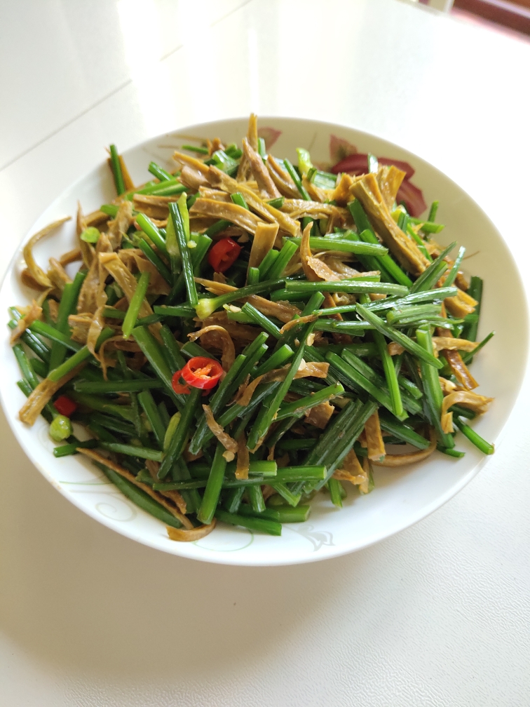 韭菜苔炒绿皮青豆腐竹的做法 步骤6