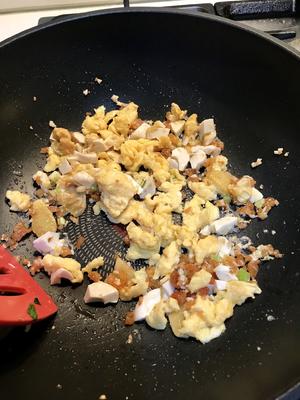 苦瓜炒三蛋（鸡蛋皮蛋咸蛋）的做法 步骤6
