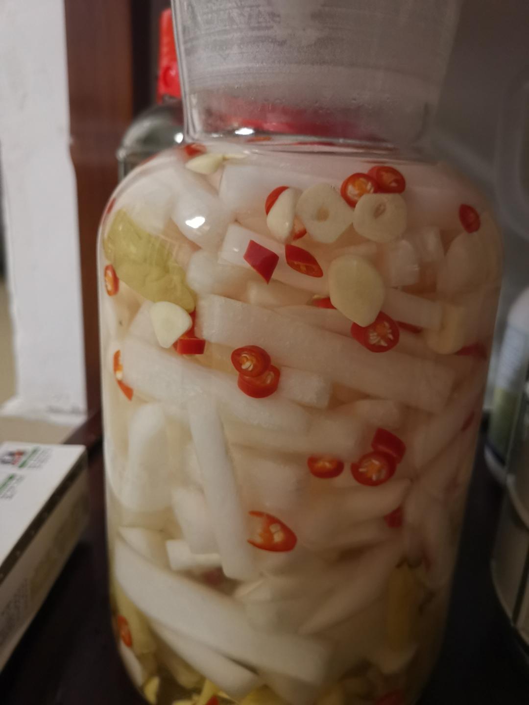 厨师长教你：四川“跳水泡菜”的家常做法，酸甜脆爽，开胃解腻