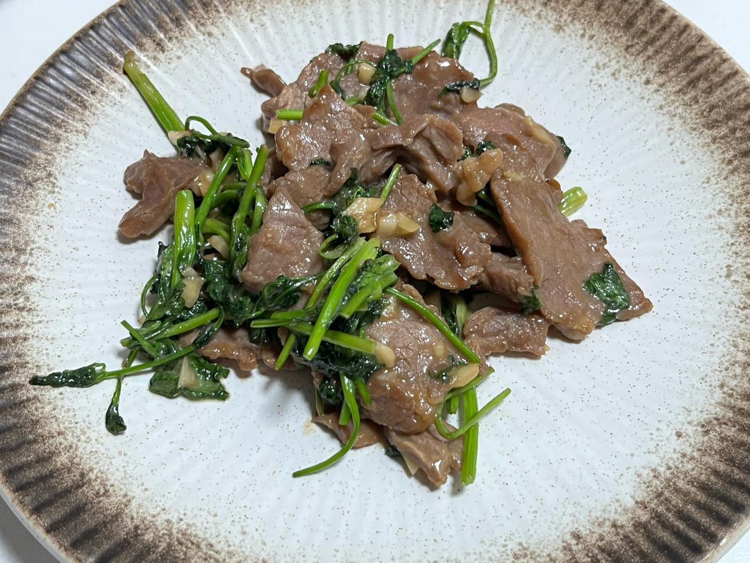 香菜炒牛肉，香辣下饭，爱吃香菜的朋友看过来，拌饭绝了