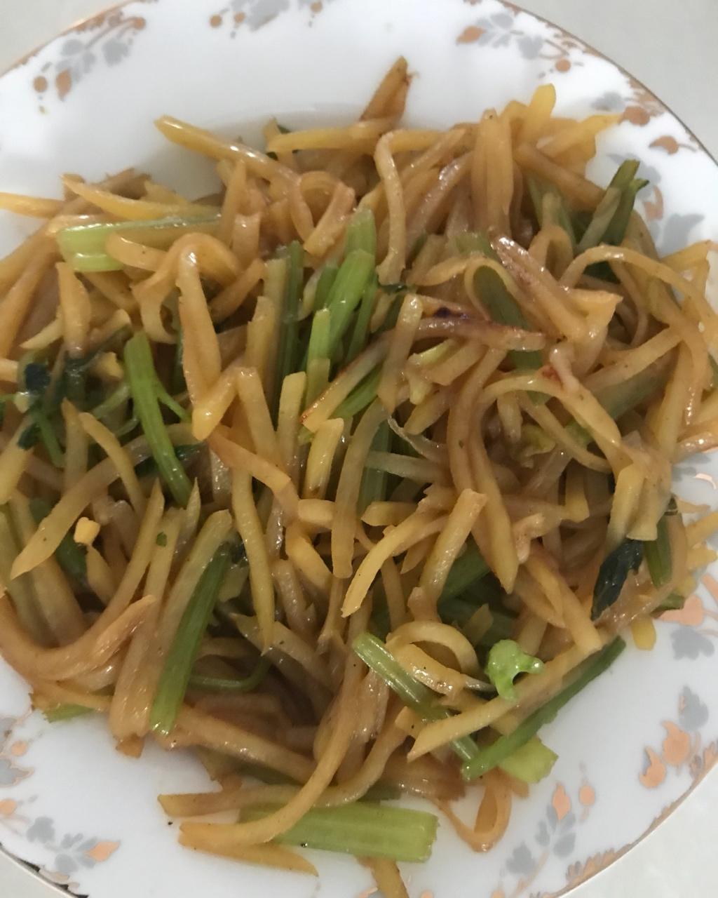 土豆丝炒芹菜