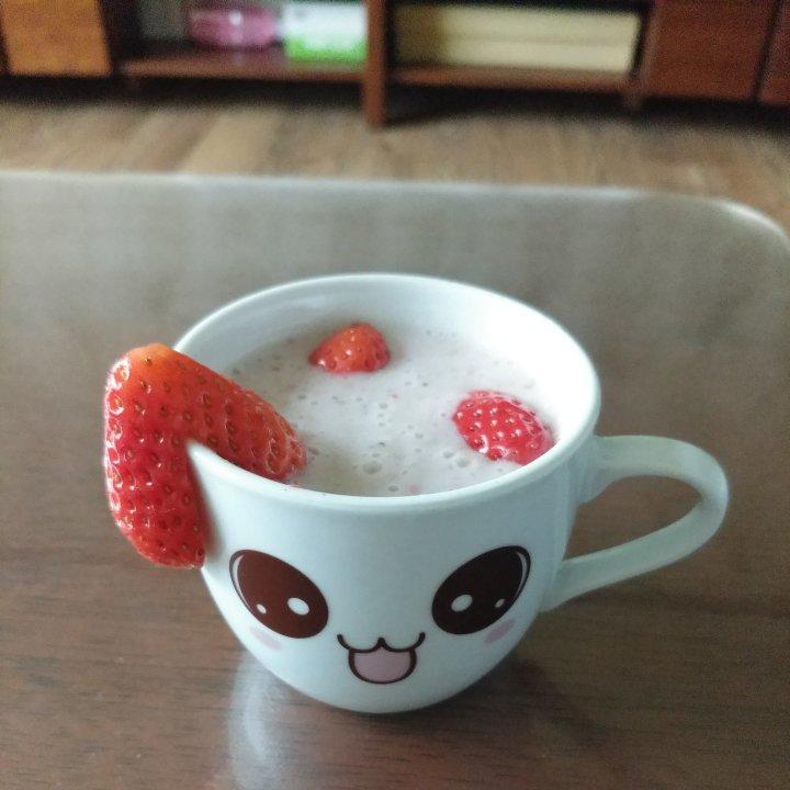 香蕉草莓芝麻奶昔