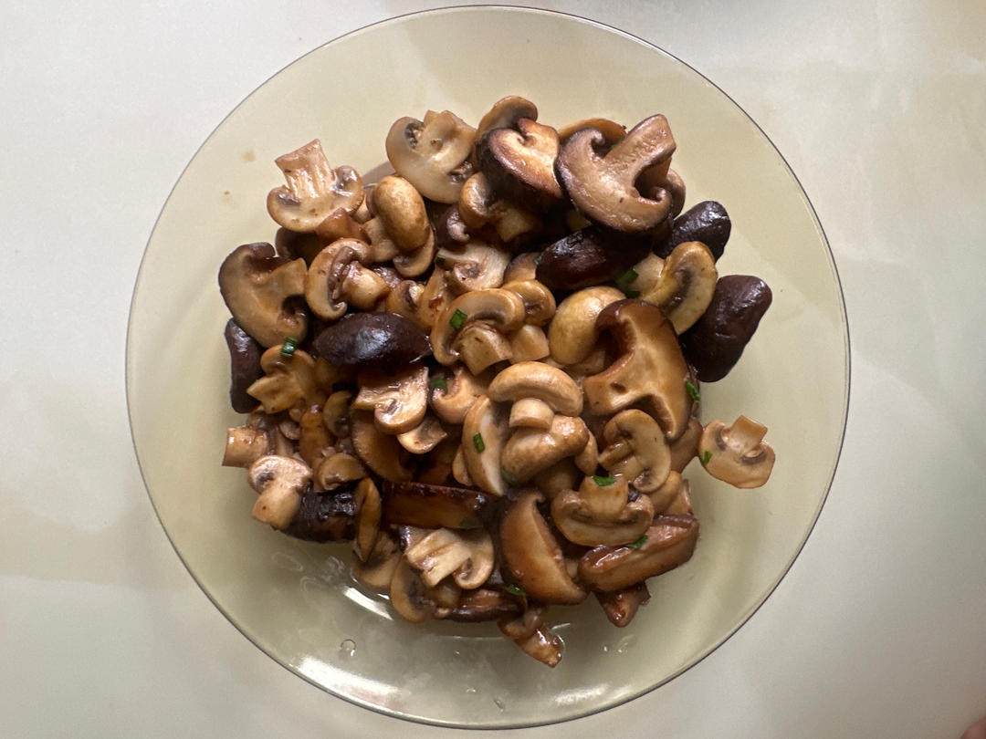 只需要生抽和蚝油两味——怎么都好吃的炒菌菇
