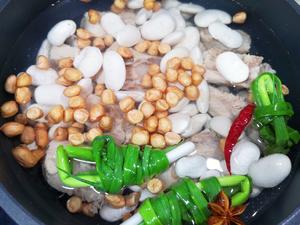 下雨天就想喝一碗暖暖的花生芸豆排骨汤的做法 步骤11