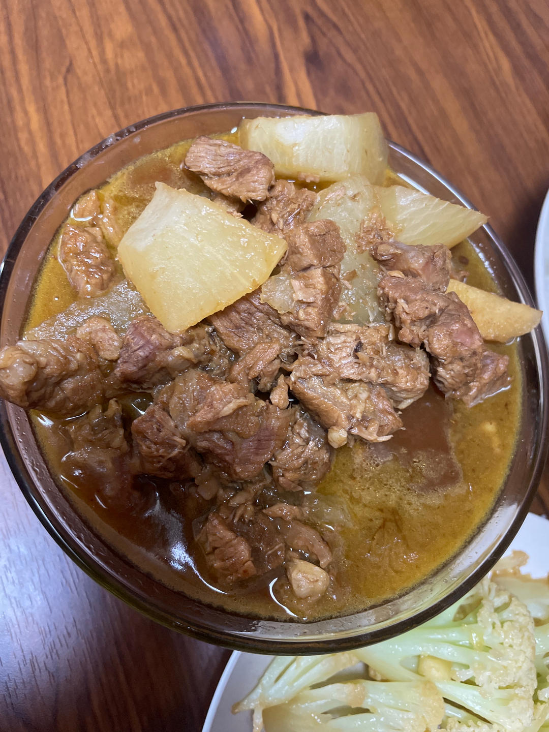 在寒冷的日子里，炖上一锅萝卜牛腩