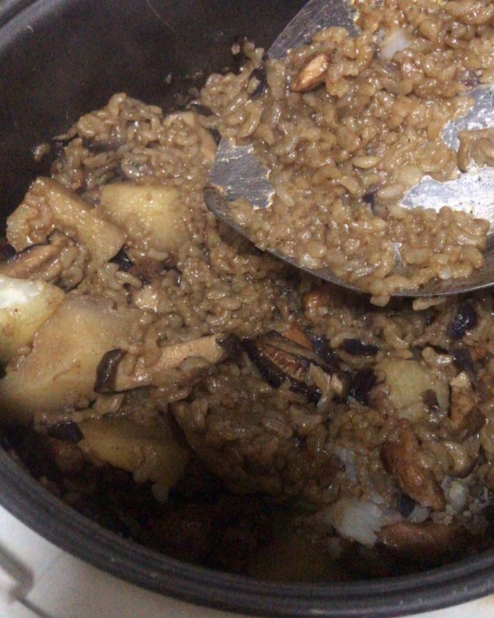 【香菇鸡肉焖饭】