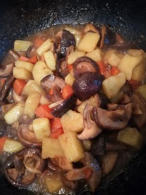 三色素烧（香菇、土豆、胡萝卜的组合）的做法 步骤7