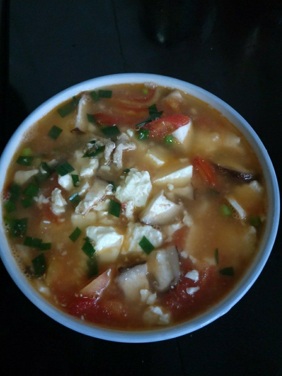 鲜掉眉毛的菌菇豆腐汤