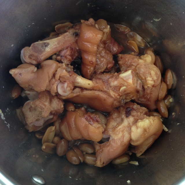 南乳花生猪脚煲