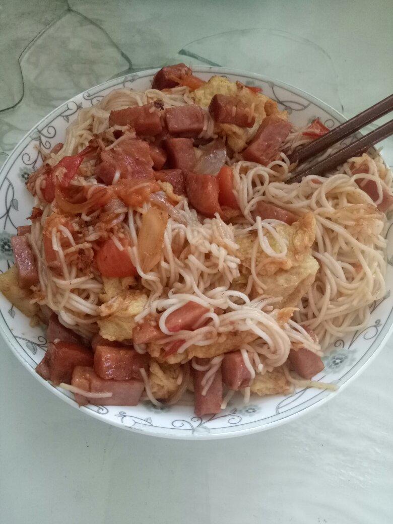 香肠鸡蛋炒面