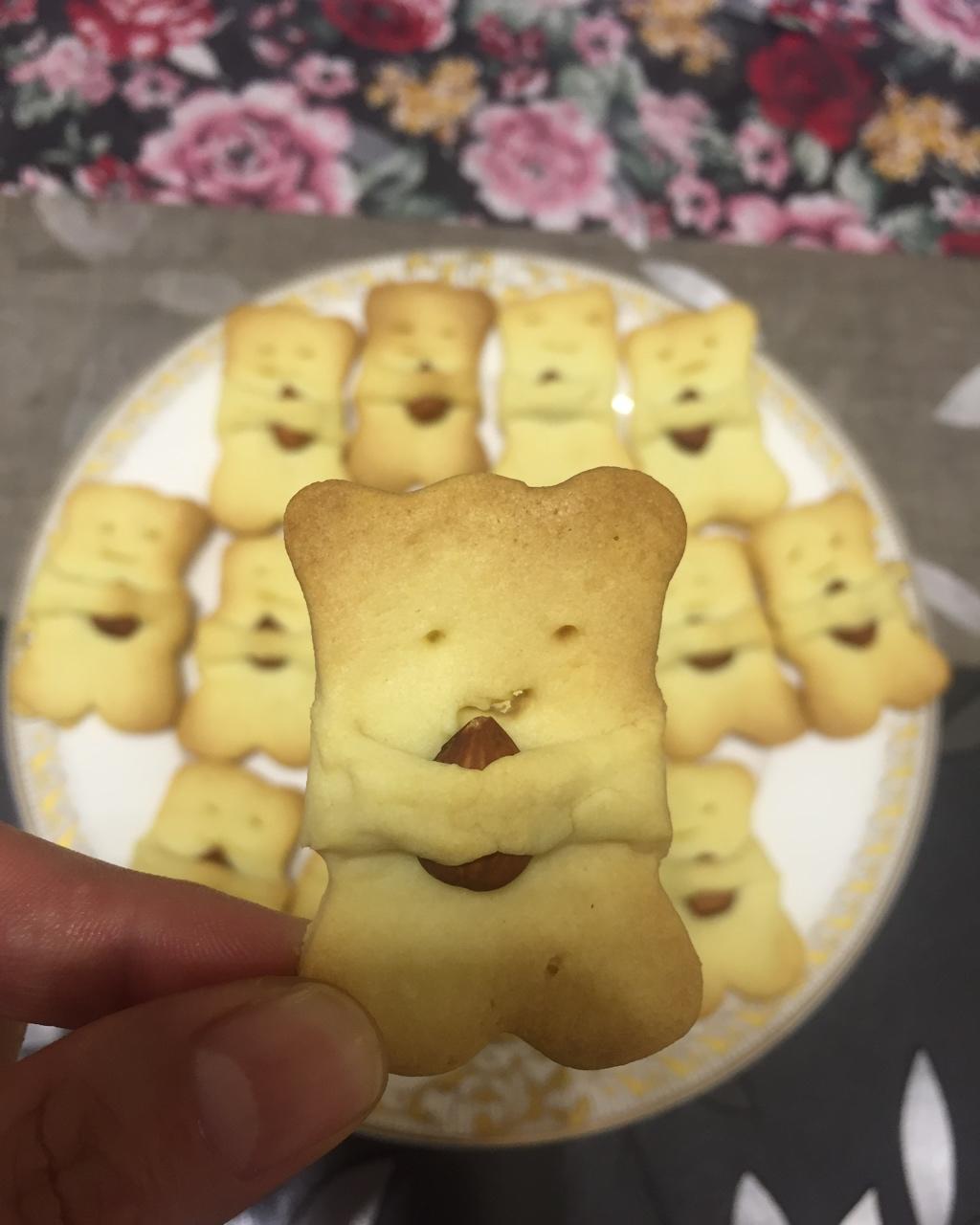 小熊抱杏仁饼干