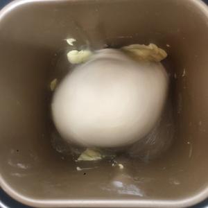 奶香味十足的酸奶淡奶油吐司（无蛋）（面包机揉面）的做法 步骤6