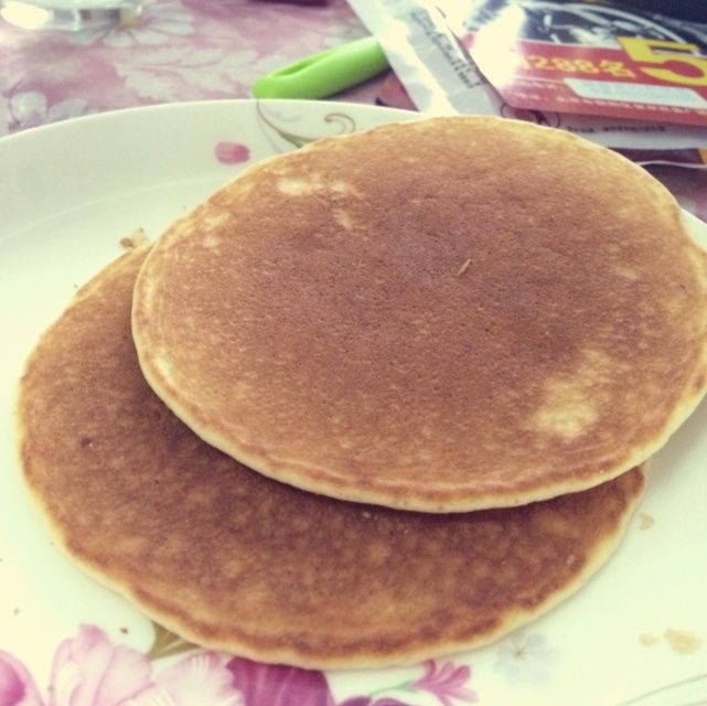 【酸奶松饼yogurt pancake】，搭上黑莓果酱和枫糖的美味。