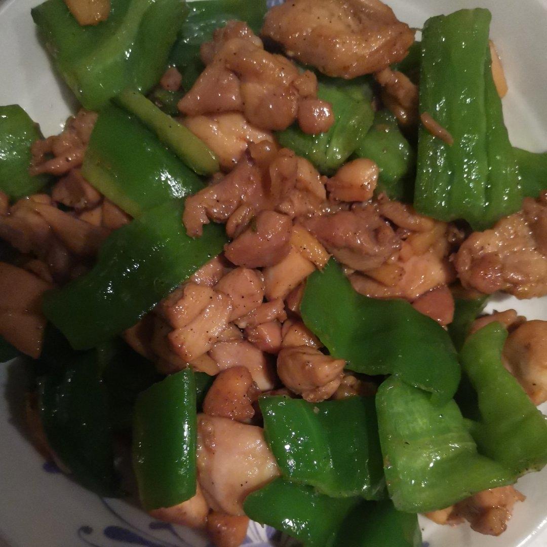 青椒炒鸡块 美味十足