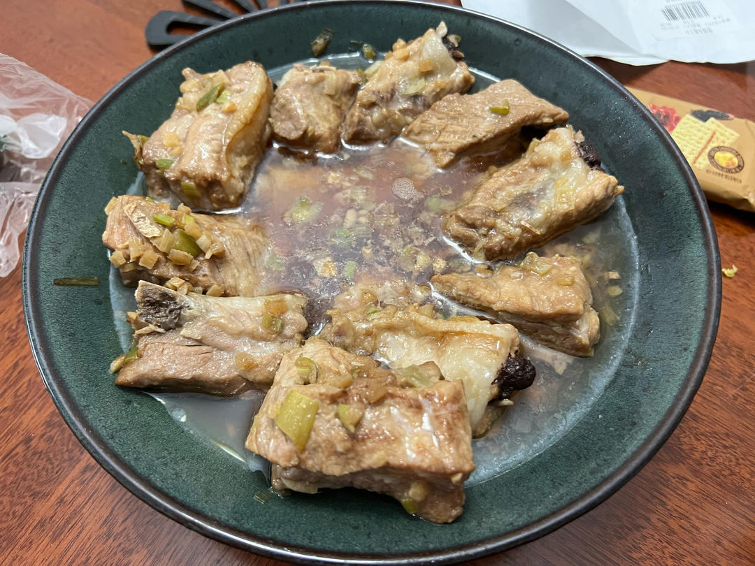 小朋友抢着吃简单且营养的清蒸排骨