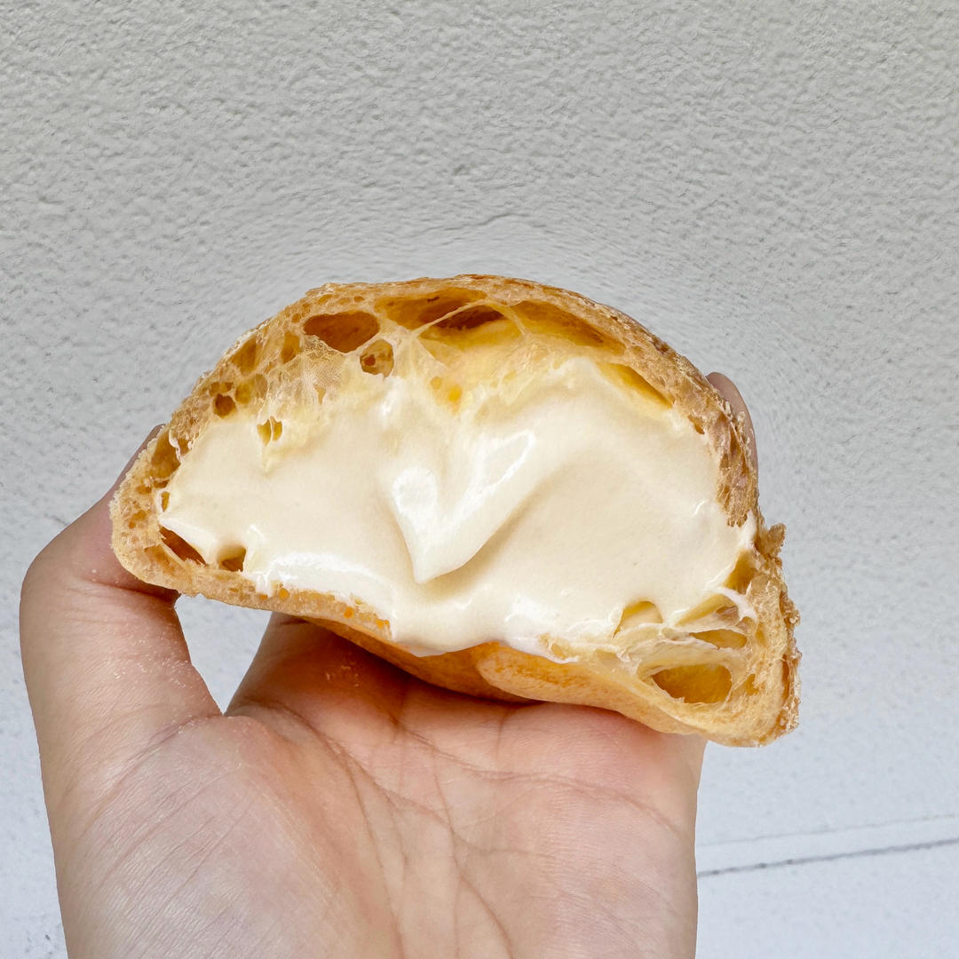 卡仕达，卡仕达酱，香甜可口，细腻顺滑，冷藏后更加冰爽。可做泡芙内馅，涂抹面包。下面的链接是泡芙作品。