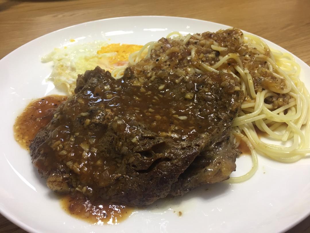 【黑椒牛排×番茄肉酱意面】