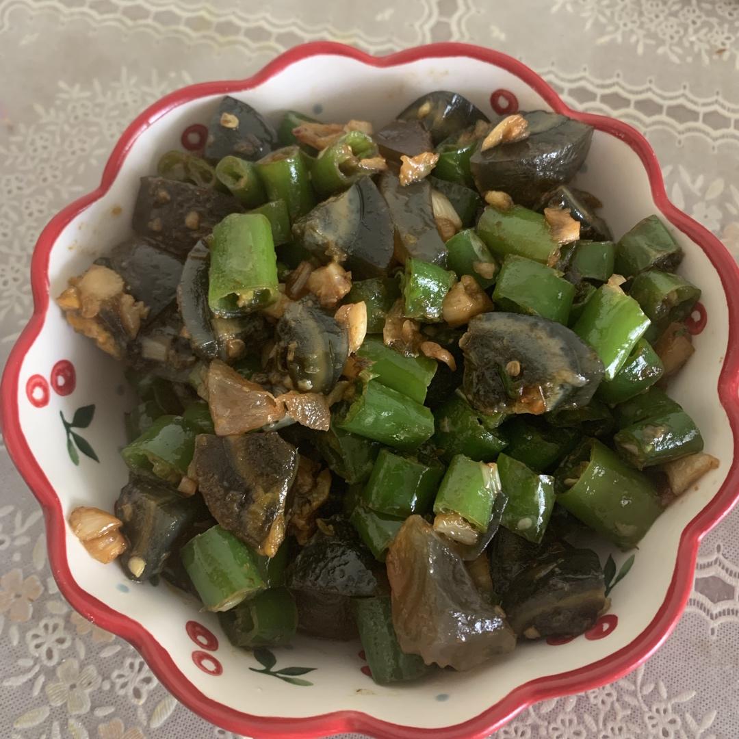一份裹着青椒蒜末香的皮蛋，吃的连渣都不剩的青椒炒皮蛋