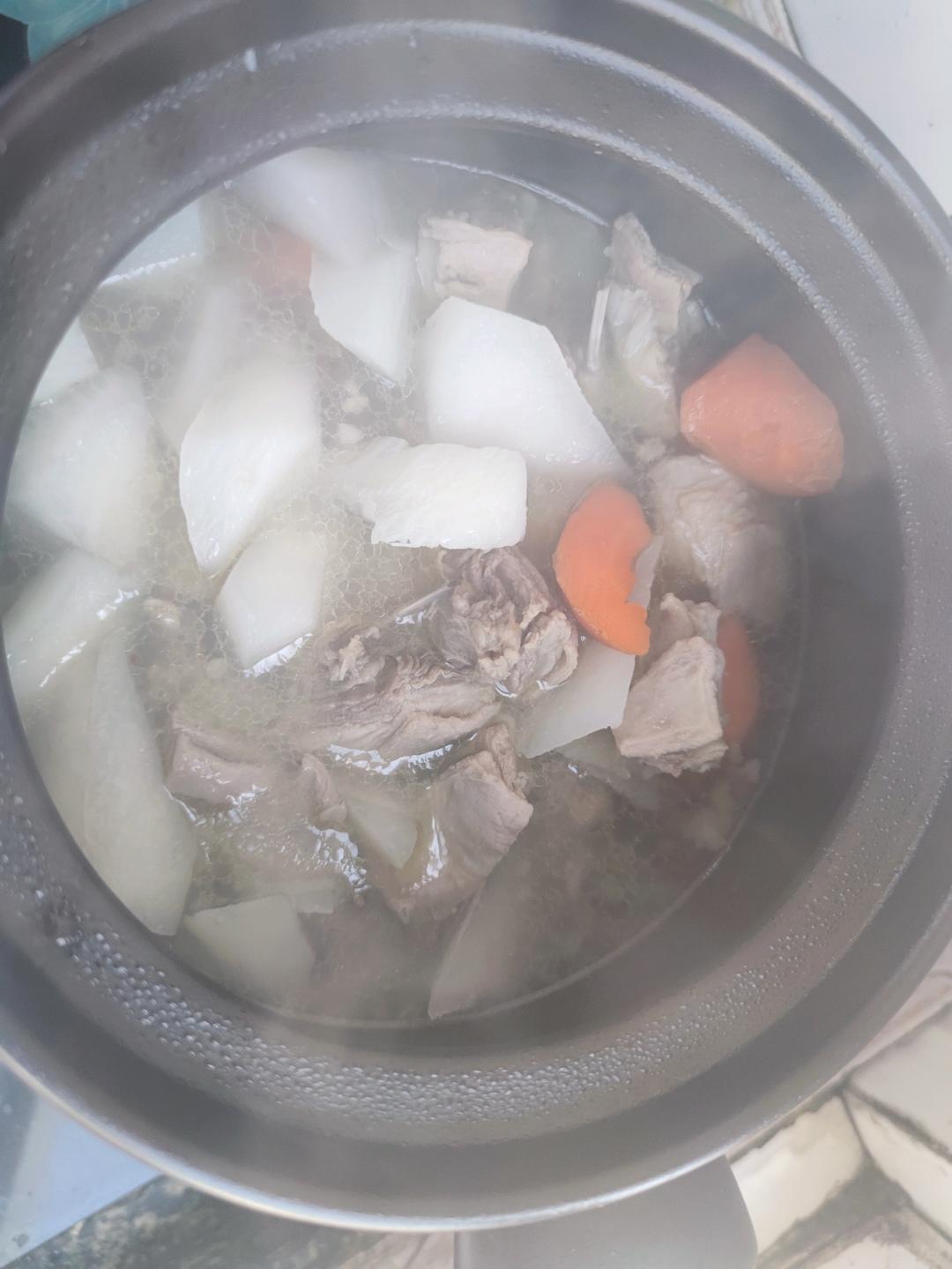 清炖羊排，老爸的拿手菜，汤鲜味浓，羊肉软烂，连萝卜都非常好吃