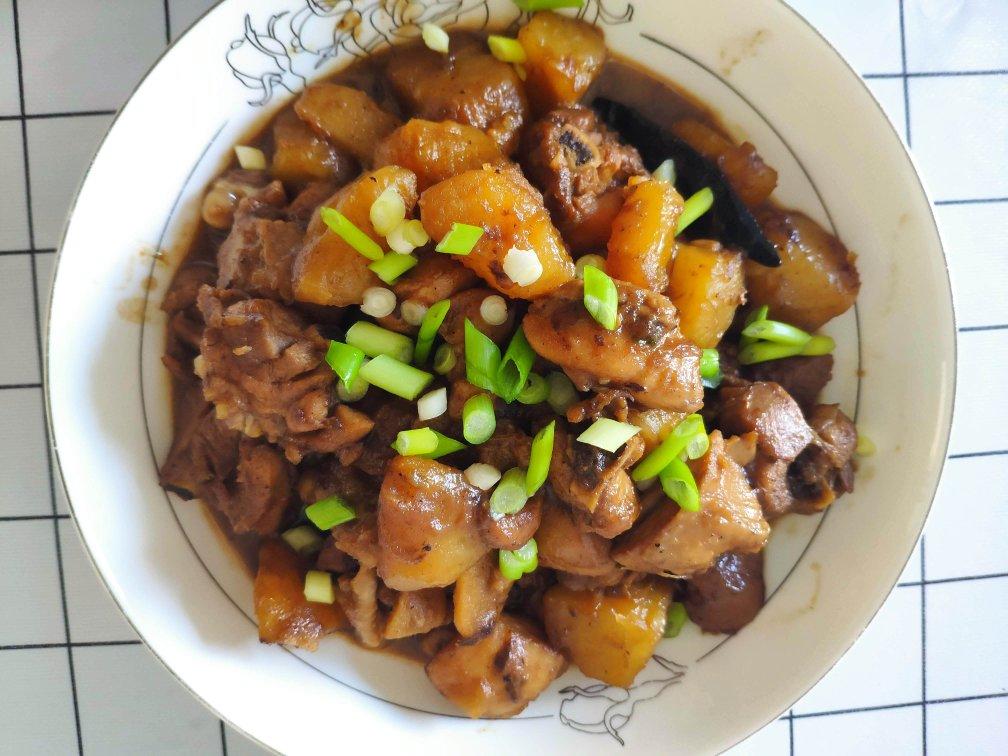 土豆烧鸡块（家常鸡肉菜谱，爱吃鸡肉的小伙伴一定要收藏啦）