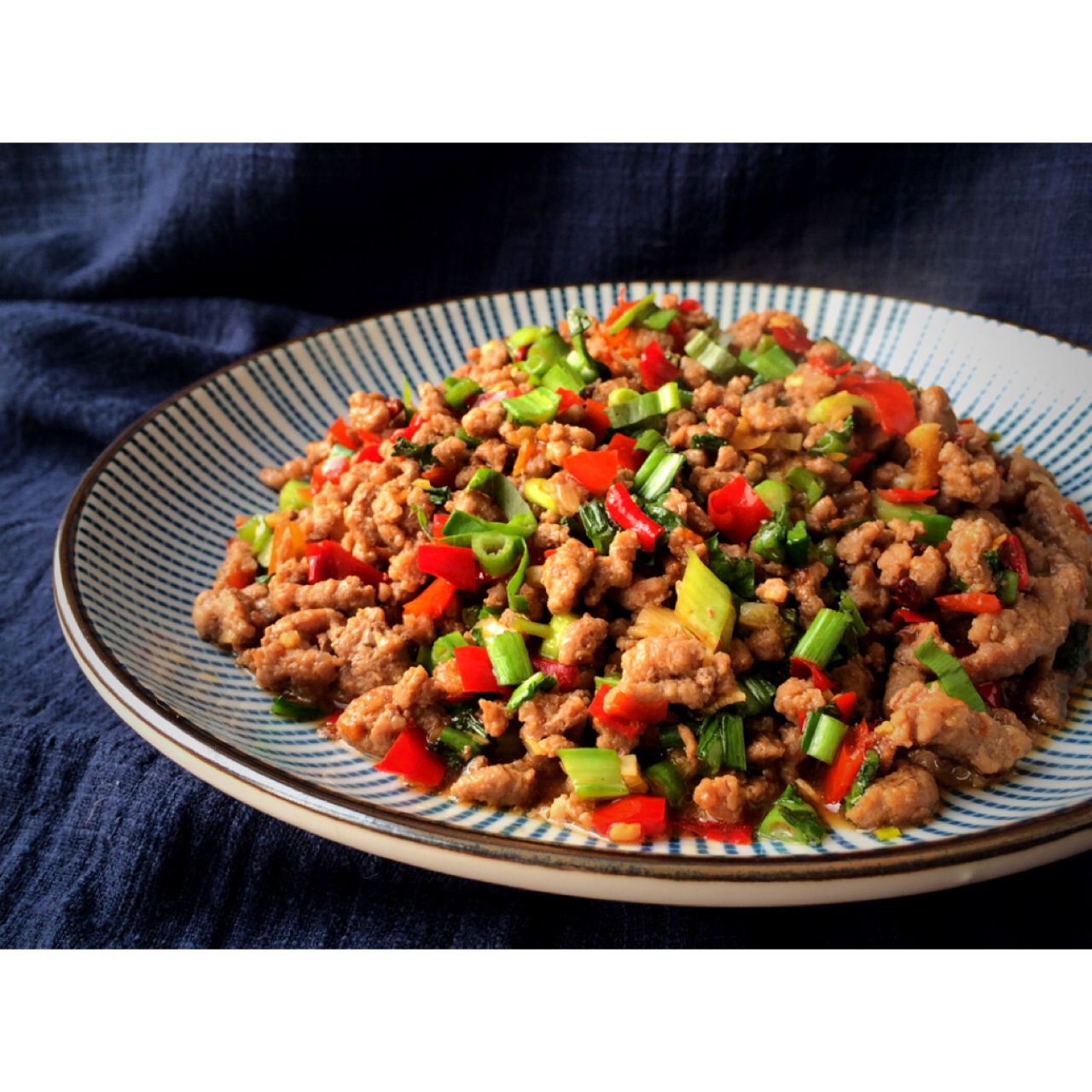 能过冬的蝈蝈做的傣味小米辣炒牛肉