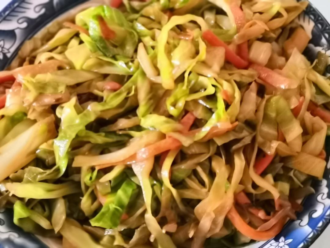 快手素炒圆白菜胡萝卜丝