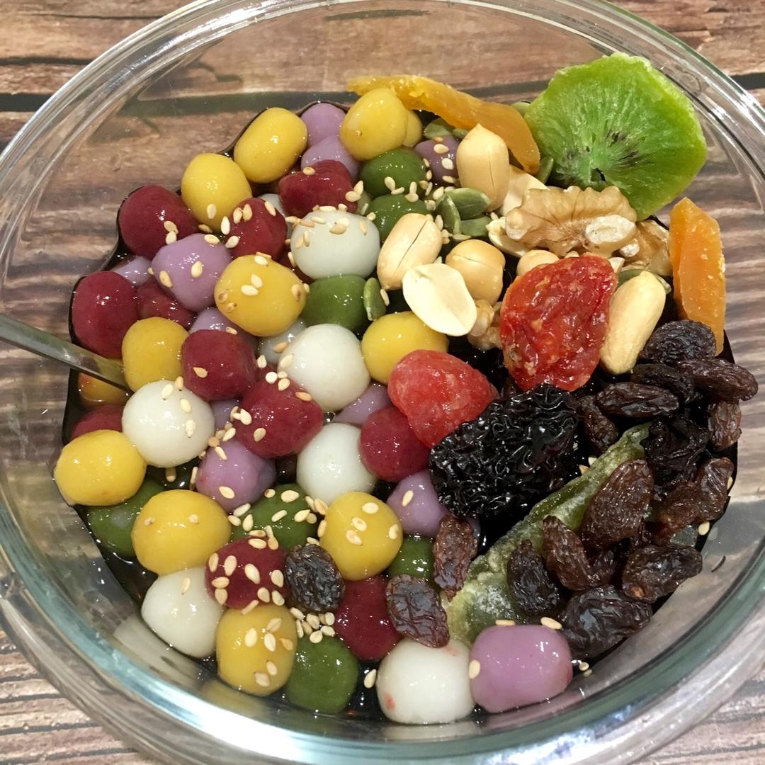 无名蜗做的吃了就会心情大好的五彩冰汤圆