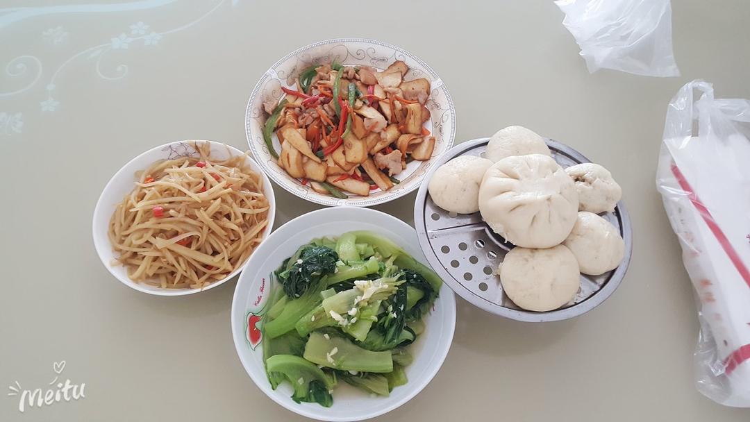 皮薄馅多，好吃的肉包子