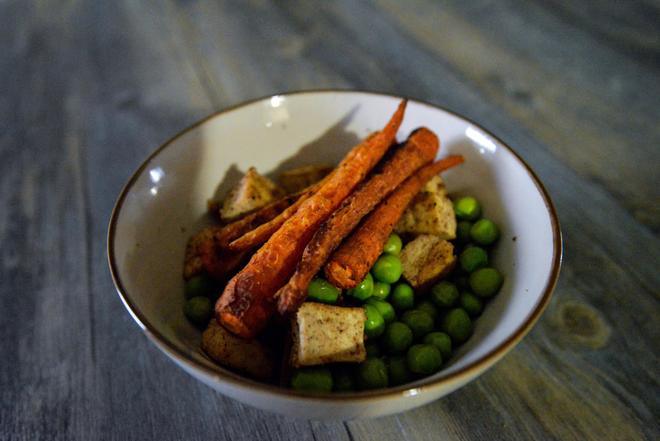 轻食·烤豆腐和胡萝卜配清水煮豌豆的做法