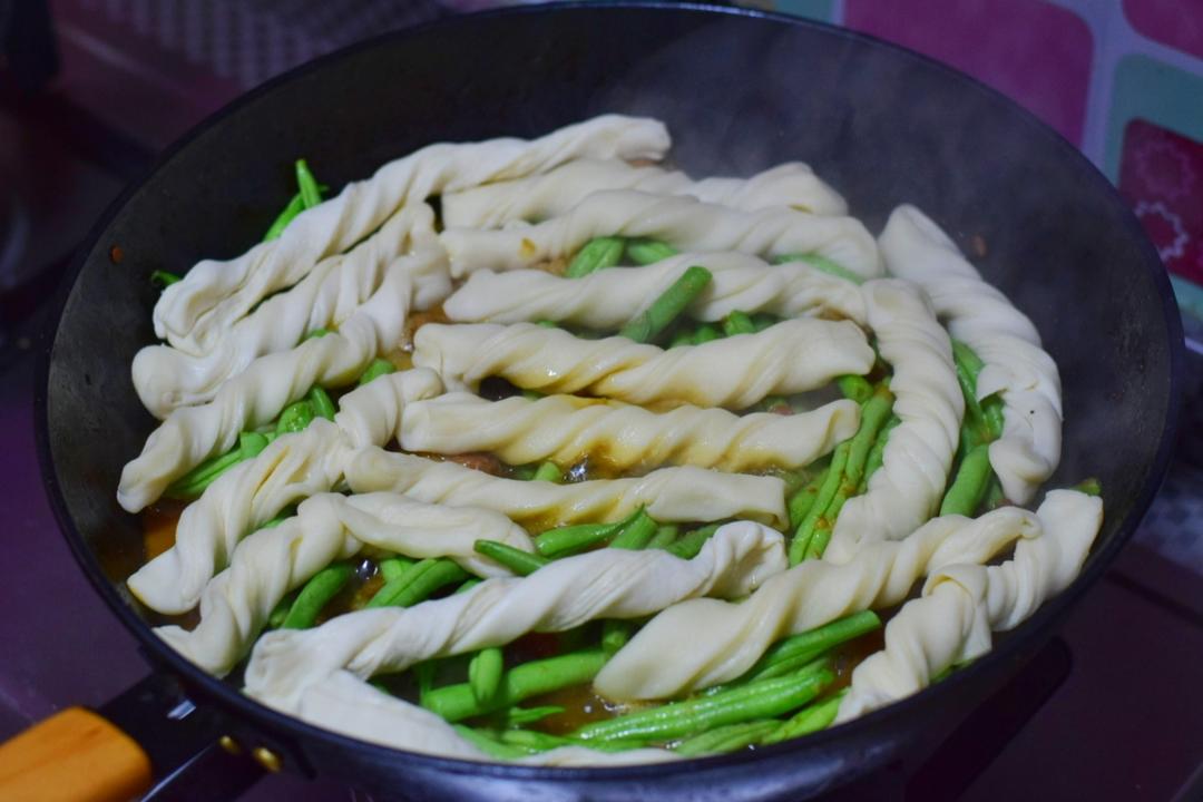 五花肉炖豆角粘卷子的做法