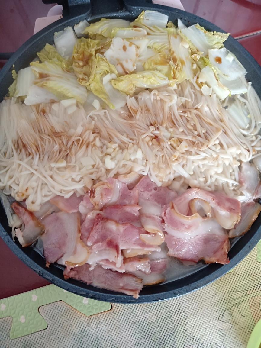 一锅出蒜蓉金针菇娃娃菜配培根