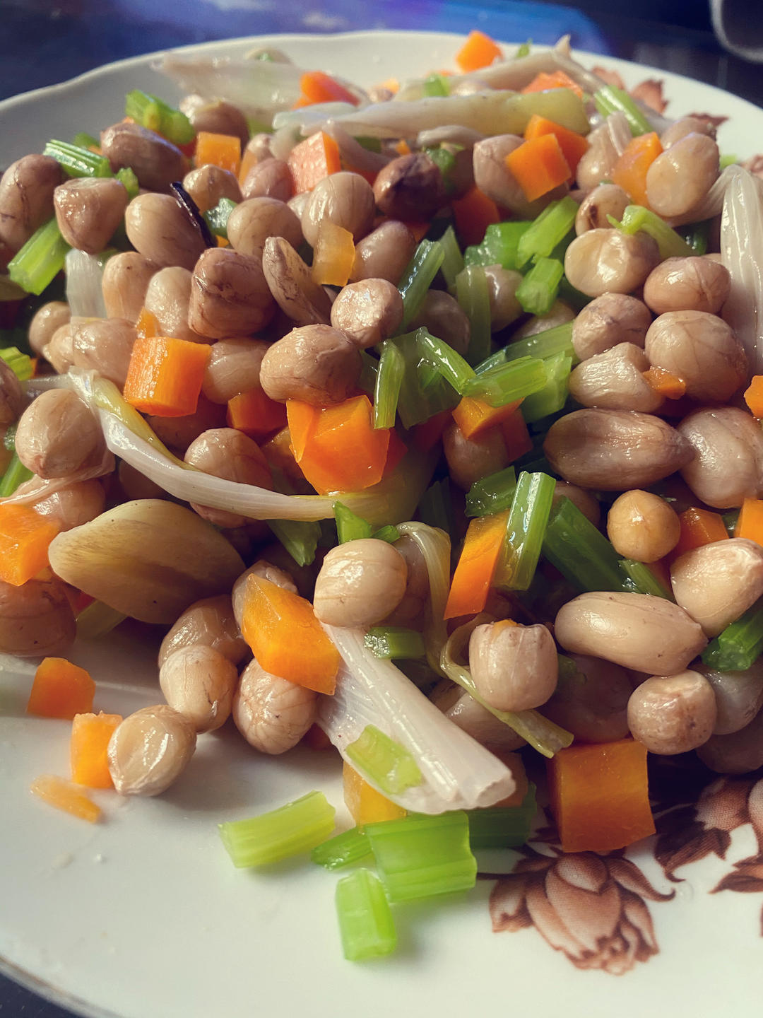 凉拌芹菜花生米胡萝卜