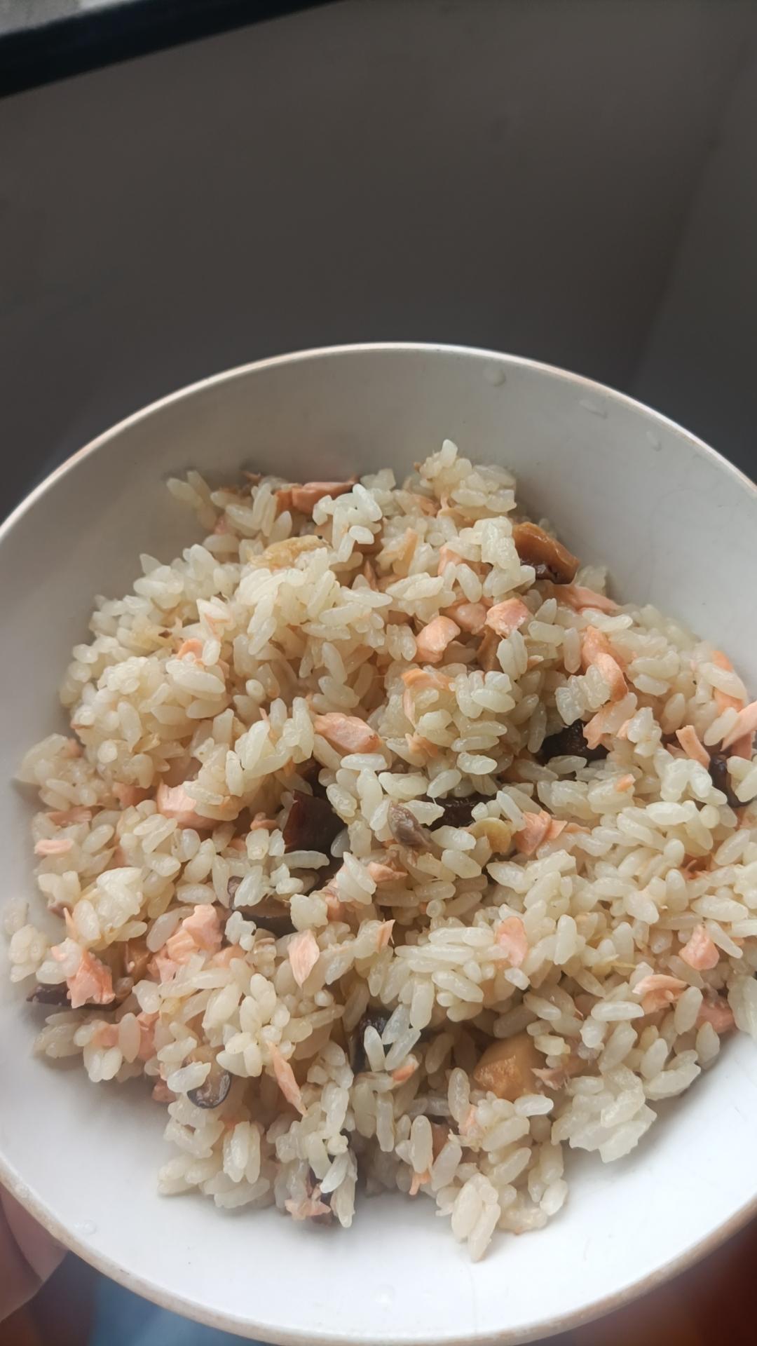 营养满分的香菇三文鱼焖饭（超简单懒人做法）