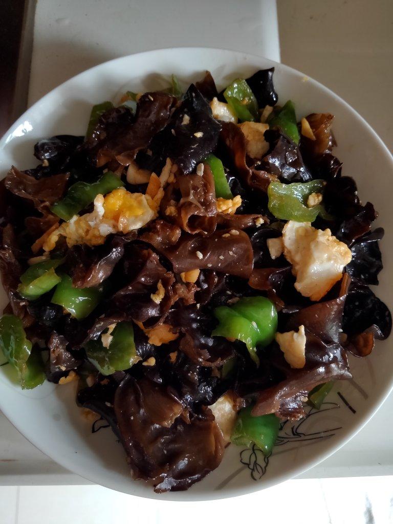 黑木耳青椒炒鸡蛋（营养又下饭）