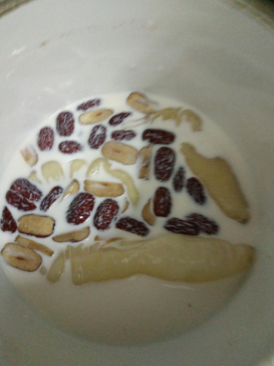 花胶炖牛奶汤