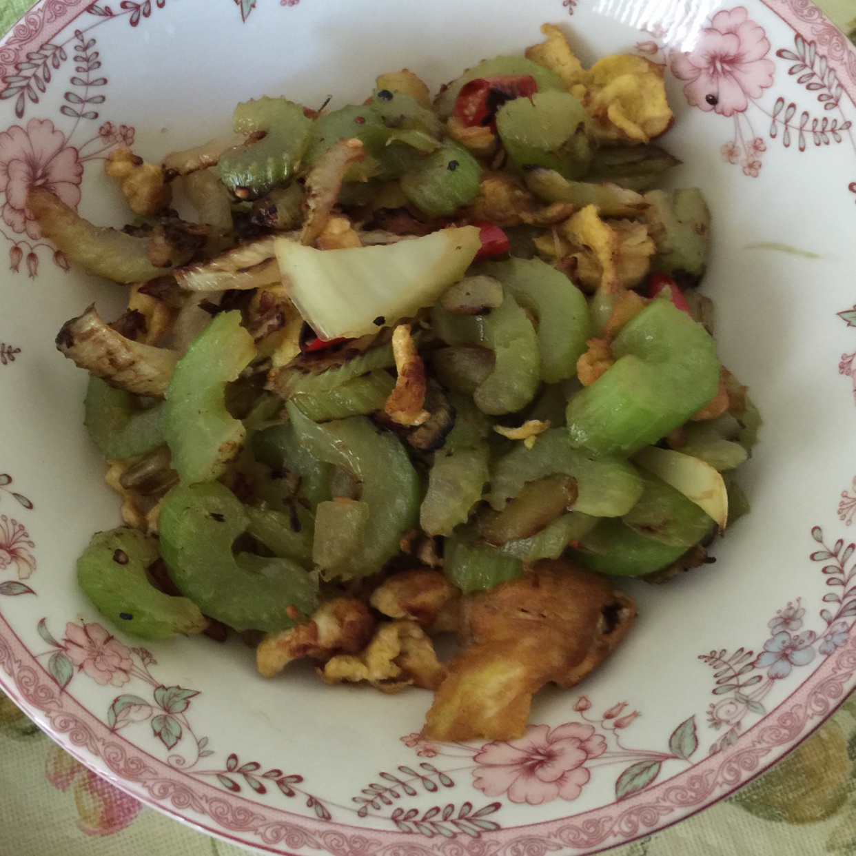 芹菜炒鸡蛋