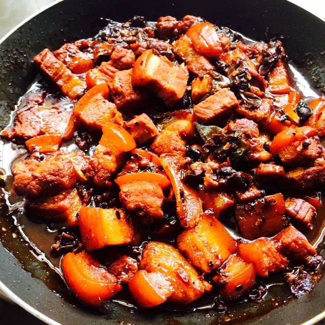 吃着碗里望着锅里的红烧肉