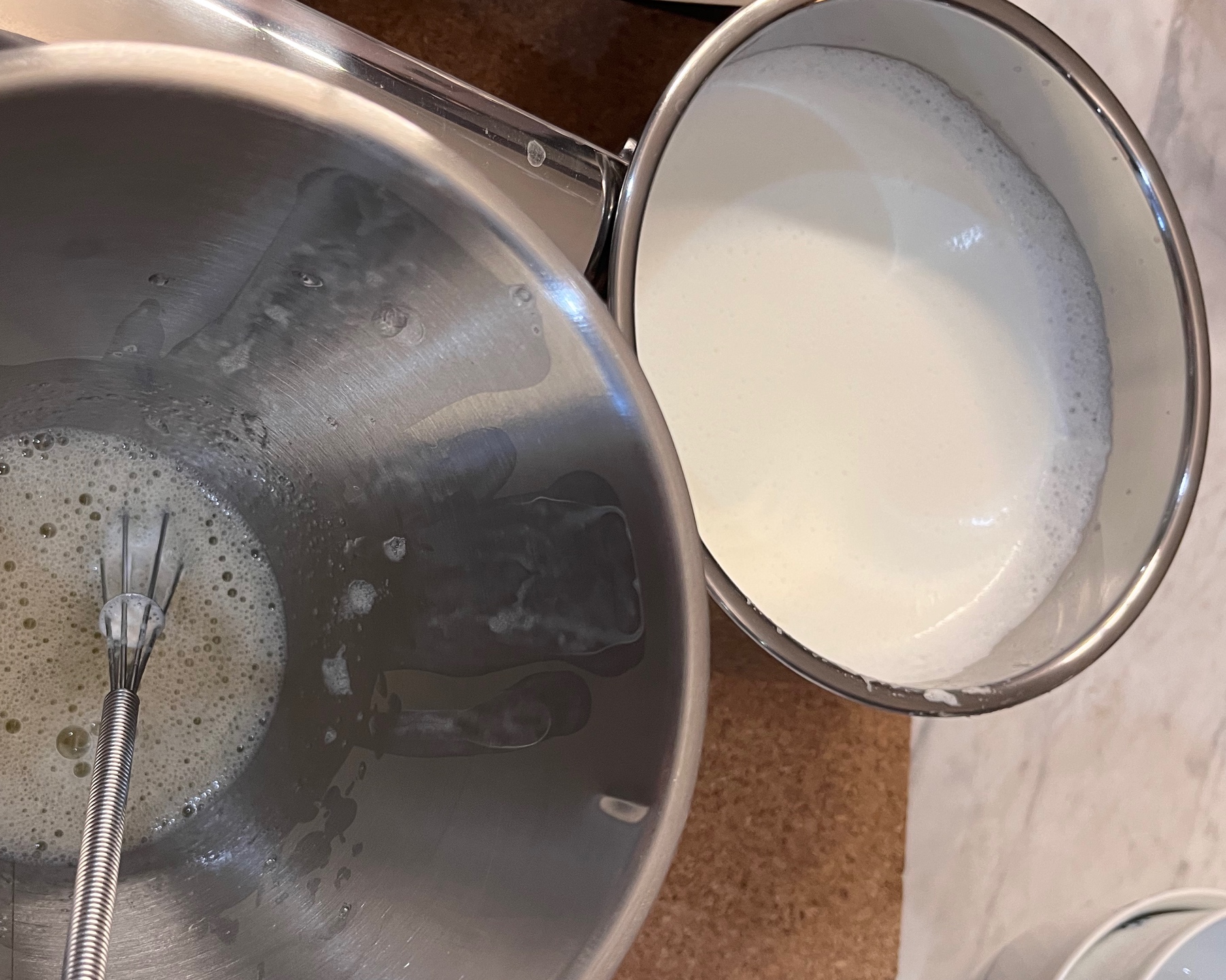 “一蛋两吃 、一举两得 ”可同时制作的甜品：中式双皮奶与西式布丁的做法 步骤5